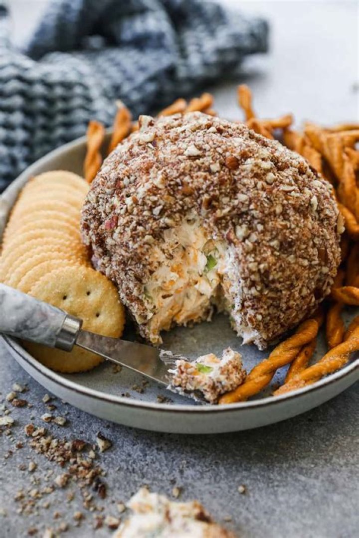 Kaukauna&reg; White Cheddar Cheese Ball with Almonds, 6 oz Smith&rsquo;s Food