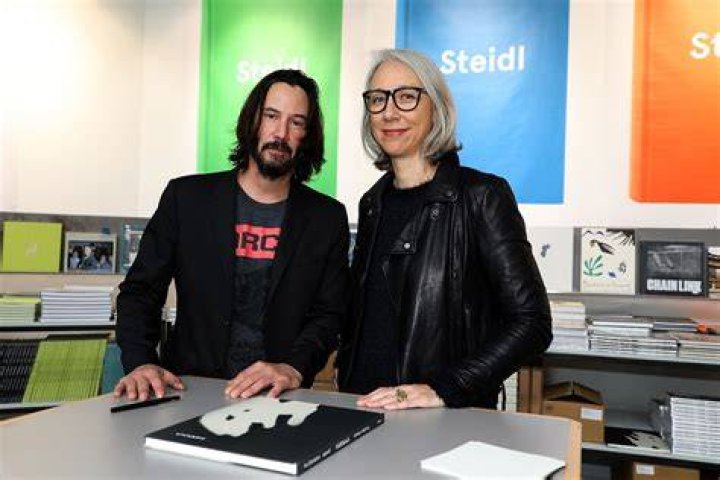 Keanu Reeves scheint Beziehung offiziell zu machen GQ Germany