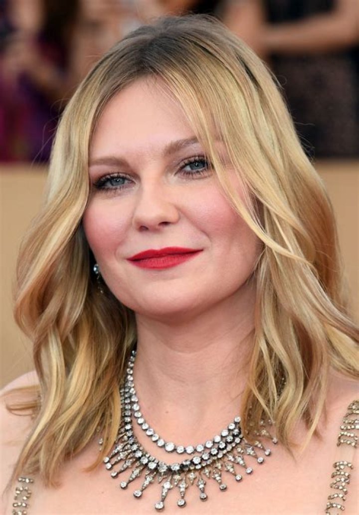 Kirsten Dunst looking upset in the teaser trailer for Alex Garland Civil War