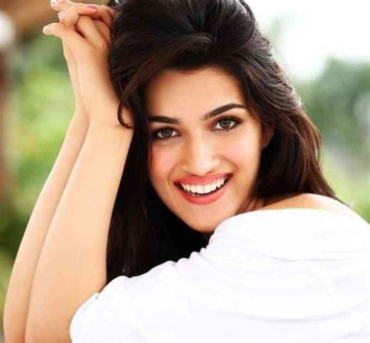 Kriti Sanon Affairs, Height, Net Worth, Age, Bio and More