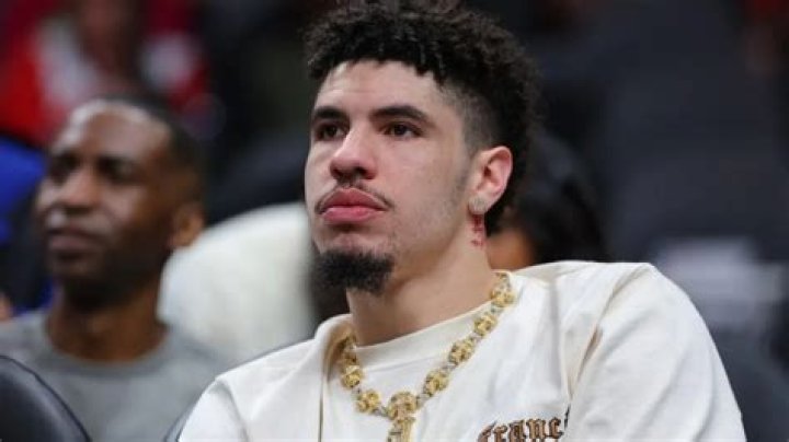 LaMelo Ball’s Father Ransacks 7’2 Lakers Legend Kareem Abdul Jabbar for Oblivion
Amid Ugly Parenting Debate: “Pay Attention to Your Family”