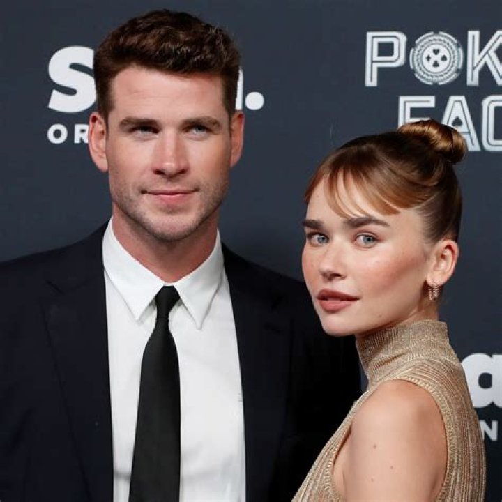 Liam Hemsworth presenta a su nueva novia, Gabriella Brooks y posan por