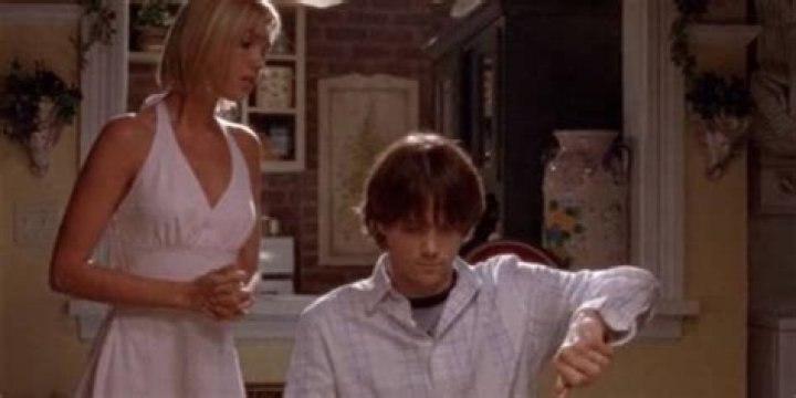 Lindsay staring at Dean who is cutting food on Gilmore Girls