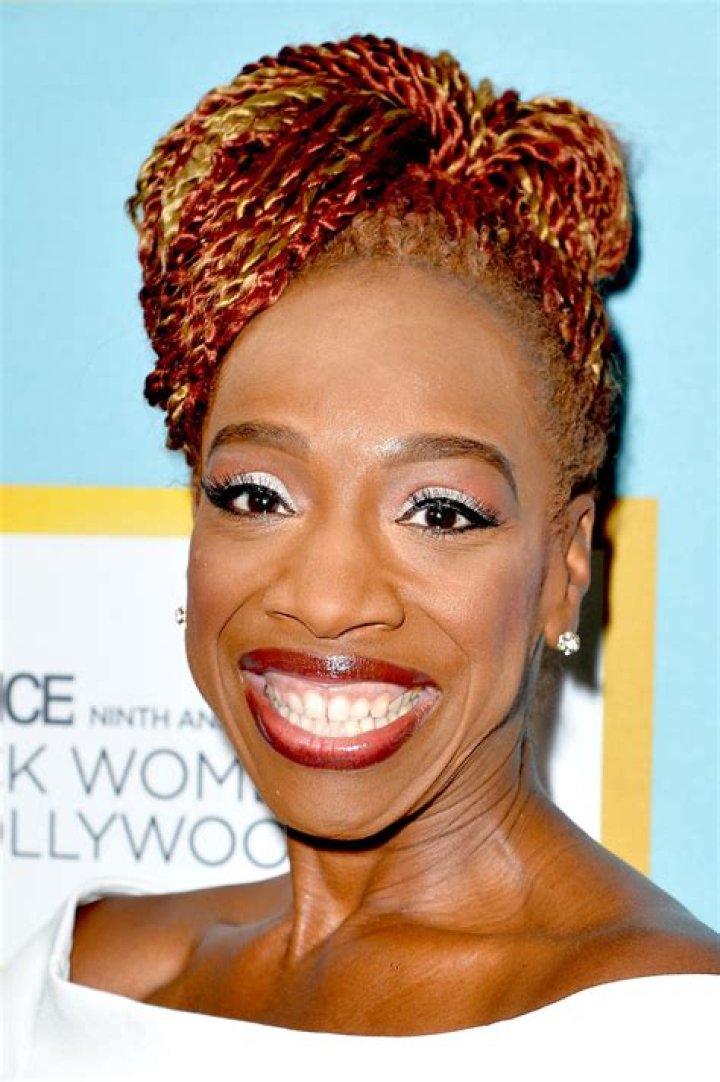 Lisa Nichols height