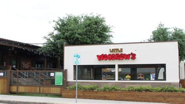 Little Woodrow's Tomball Backyard Patio Bar, Yard Games