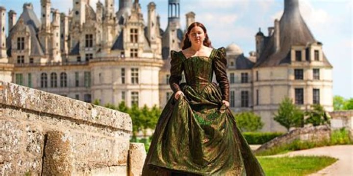 Liv Hill as Catherine de Medici walking from the mansion in The Serpent Queen