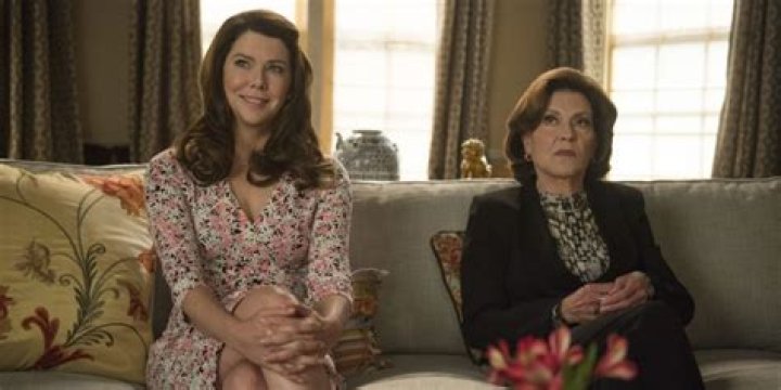 lorelai and emily at therapy in gilmore girls