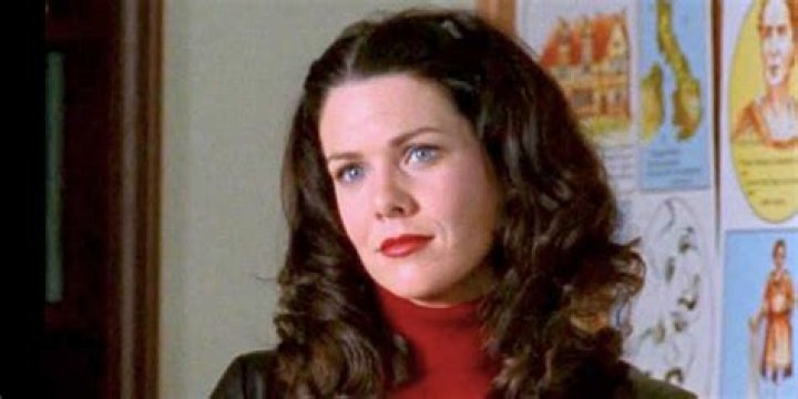 Lorelai and luke cross the street - gilmore girls