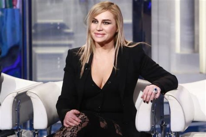 Lory Del Santo compie 60 anni "Il dolore per la solitudine, la voglia