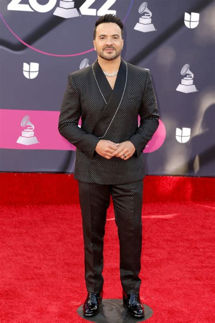 Luis Fonsi weight