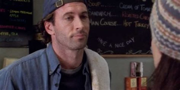 Luke and Lorelai talking at April's birthday party and Lorelai doing April;'s makeup on Gilmore Girls