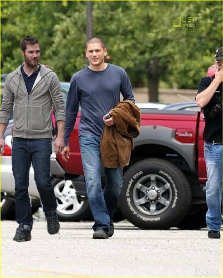 luke macfarlane and wentworth miller Wentworth Miller Photo (42131083