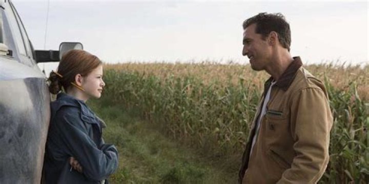 Mackenzie Foy and Matthew McConaughey on the farm in Interstellar