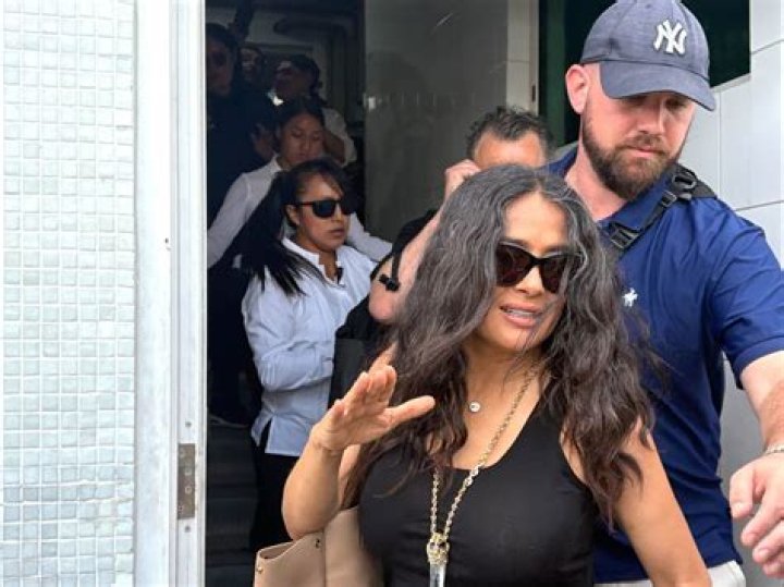 Mam&aacute; de Salma Hayek sale en su defensa por el esc&aacute;ndalo de Balenciaga