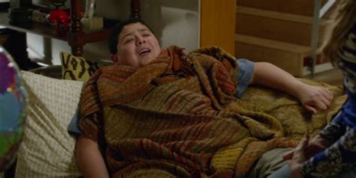 Manny heals from hos wisdom teeth on Modern Family