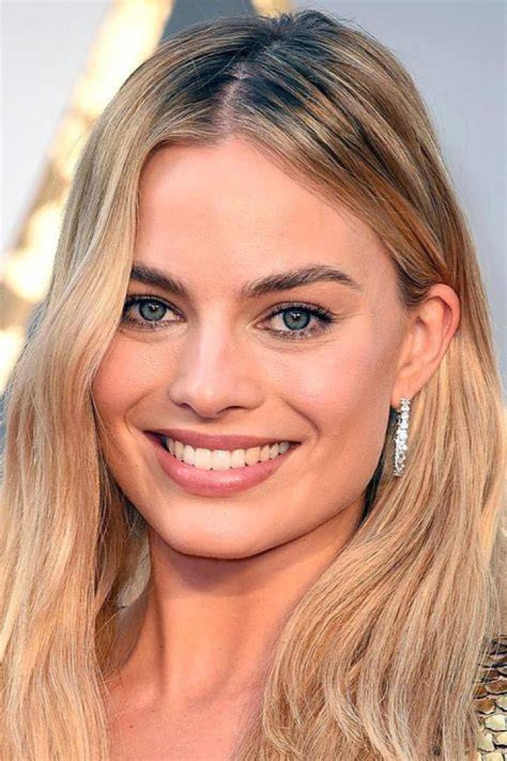 Margot Robbie as Seven of nine in Star trek Voyager movie (2005)