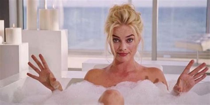 Margot Robbie in a bathtub in The Big Short.