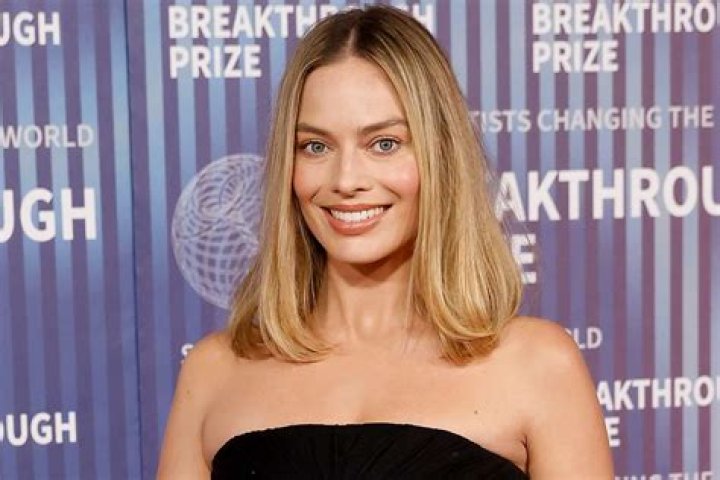 Margot Robbie on the ice in I Tonya