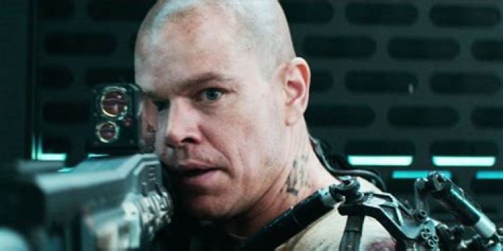 Matt Damon points a gun in Elysium