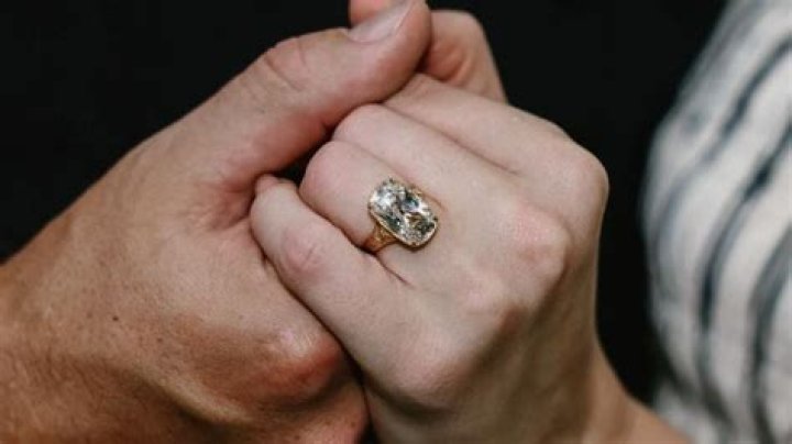 Megan Fox's Stunning Engagement Ring: A Symbol Of Love And Style
