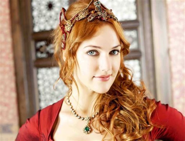 Meryem Uzerli Biography, Height & Life Story Super Stars Bio