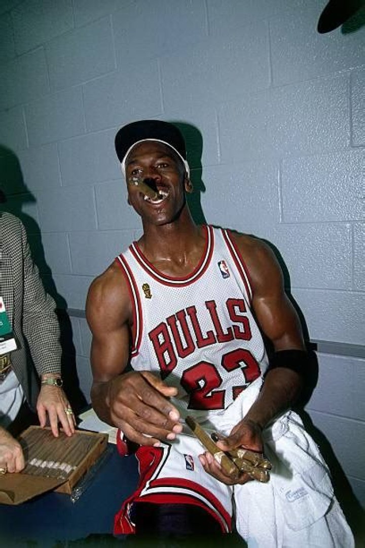 Michael Jordan Almost Made Celtics Player Go Naked From the Waist Down in Rarely
Seen Unearthed Photo