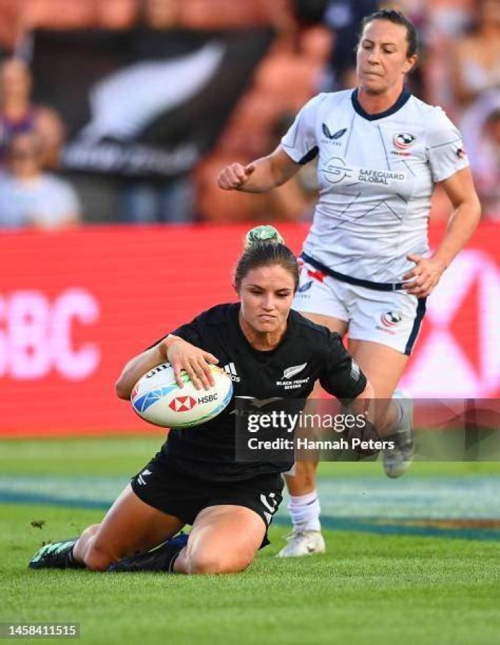 Michaela Blyde scores during the semifinal defeat to France at the Cape Town Sevens event. Photosport