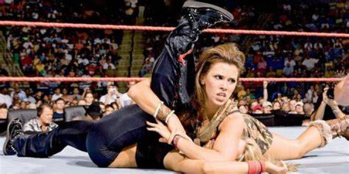 Mickie James v Trish Stratus WrestleMania 22 Cropped