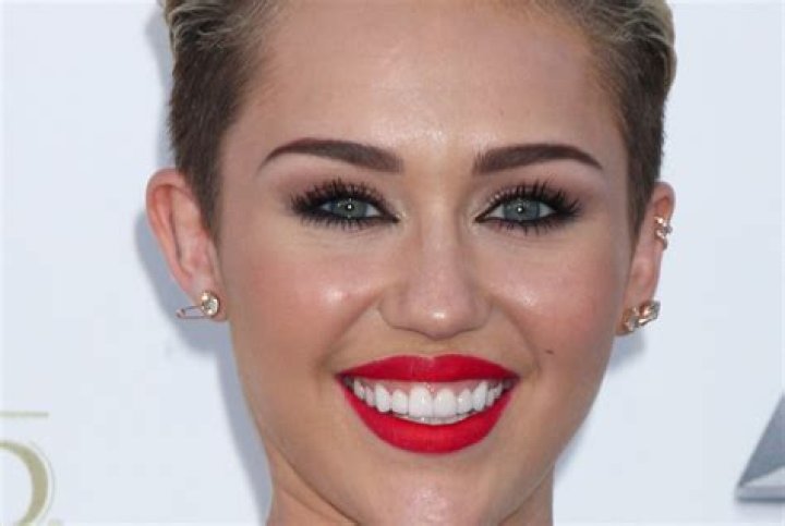 Miley Cyrus has teeth extracted Dentistry.co.uk