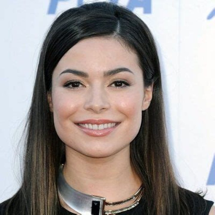 Miranda Cosgrove Age, Net Worth, Boyfriend, Family, Height and