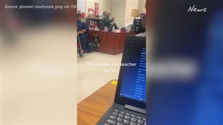 Moment US teacher quits in the middle of class after students mock her