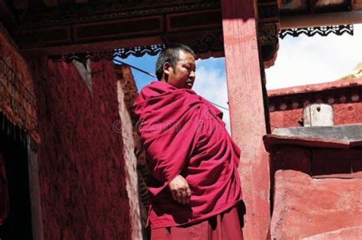Monaci grassi nel Tibet fotografia editoriale. Immagine di plebeo