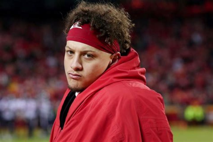 “Patrick [Mahomes] Should’ve Been Trying to Marry You”: Racy Beach Photo of
Smoking Hot Chiefs Heiress in a Bikini, Sends NFL World in a Dreamy Land
