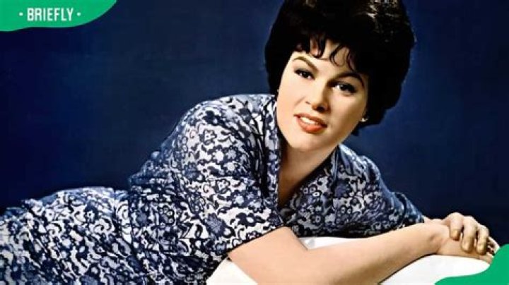Patsy Cline relaxed at home