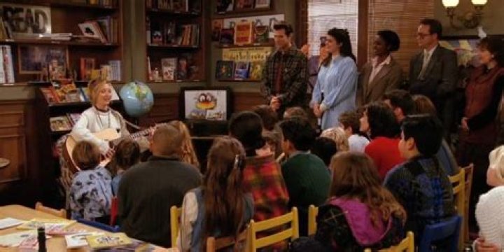Phoebe Buffay sings to school children at a library in Friends