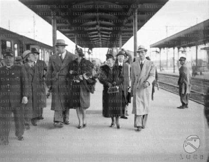 Primo Carnera e la moglie posano insieme ad un anziano signore nel