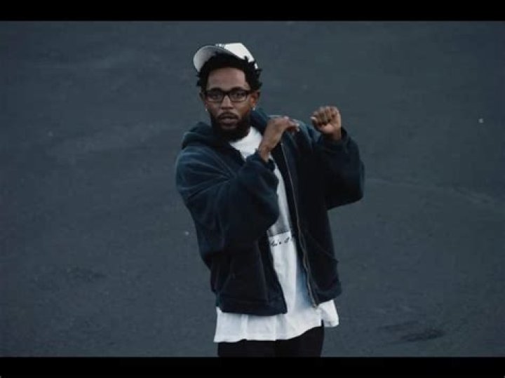 Rapper with 25 fingers on Craiyon