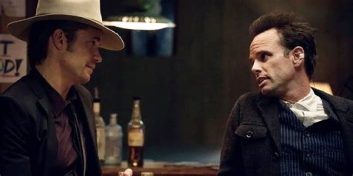 Raylan talking to Boyd in Justified.