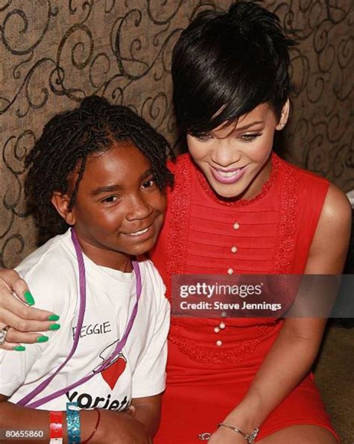 Rihanna meets fans