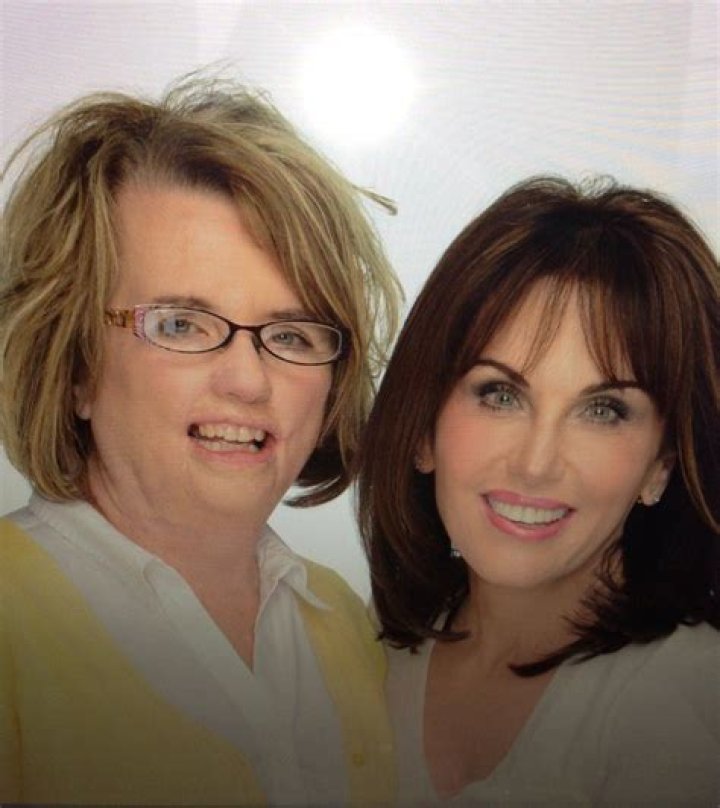 Robin Mcgraw Twin Sister Photo Der Auto Blog