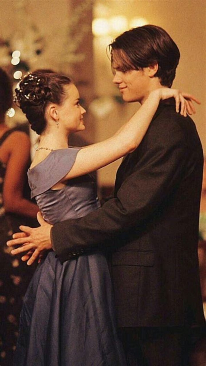 Rory and dean in bed in gilmore girls