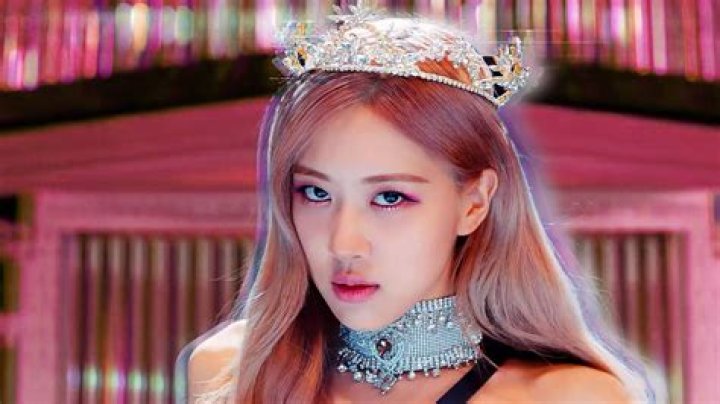 rose from BlackPink with platinum blonde hair