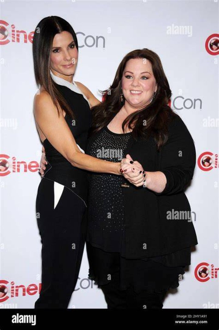 Sandra Bullock and Melissa McCarthy sitting on the street in The Heat
