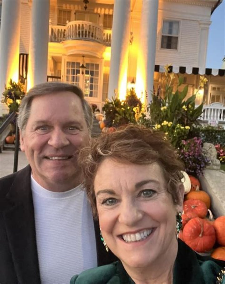 Sandra QVC, Bio, Age, Husband, Daughters, Salary, Net Worth