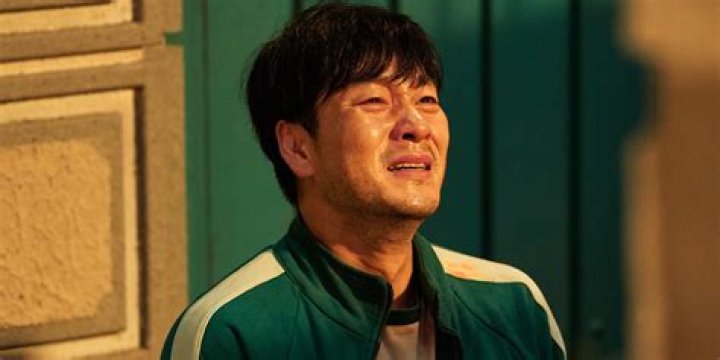 Sang-Woo and Ali playing marble game in Squid Game