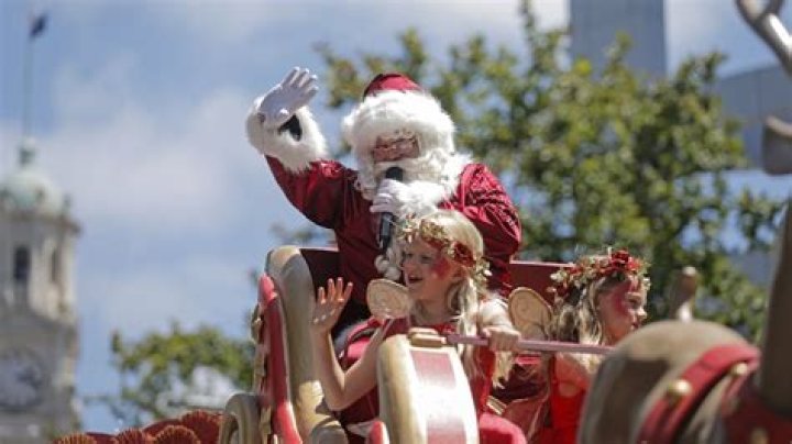Santa brings crowds to central Auckland