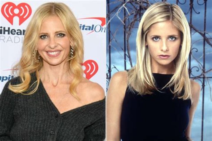 Sarah Michelle Gellar as Kristin Ramsey talking to someone facing away from the camera in Wolf Pack season 1