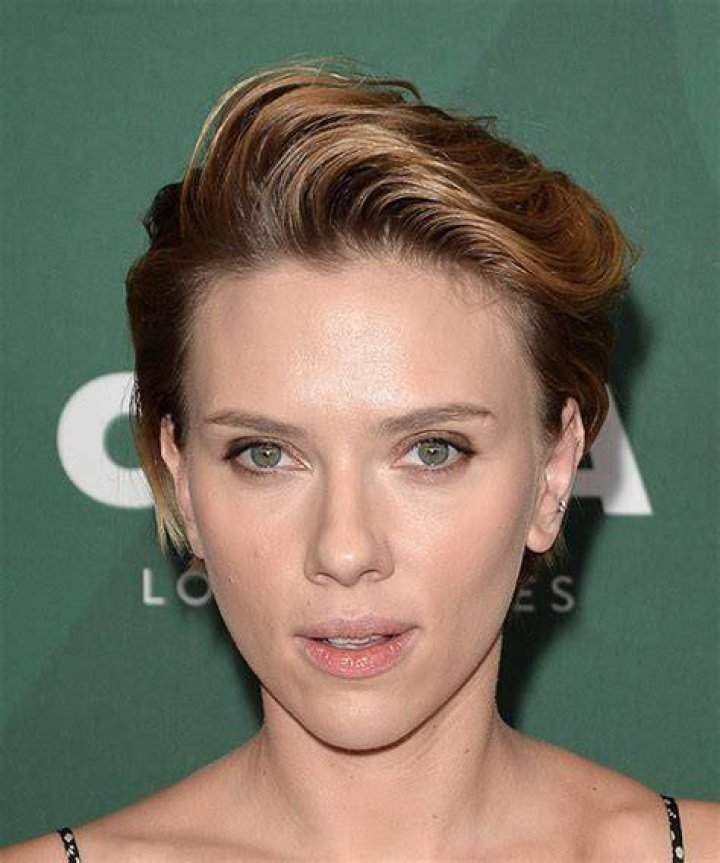scarlett johansson blonde pixie haircut