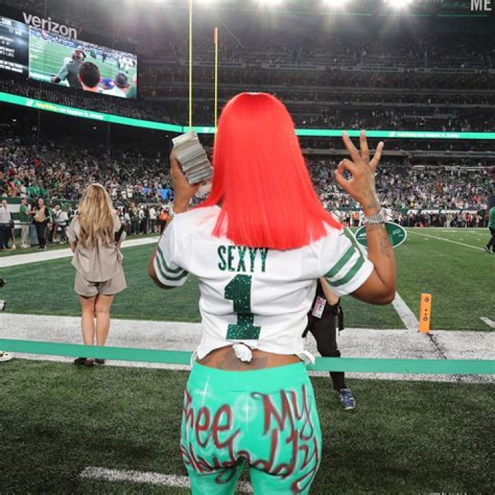 Sexyy Red has 'so much fun' at Jets opener with Woody Johnson Noti Group