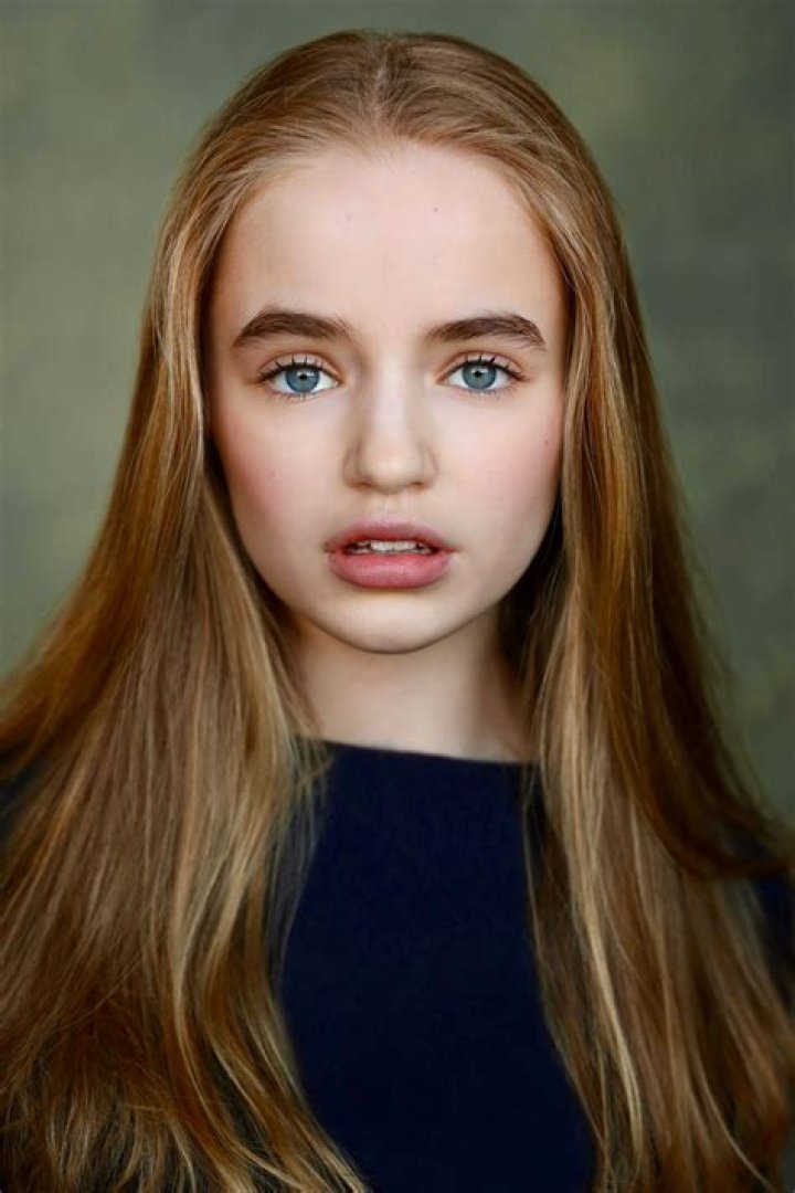Split image of Nell with a locket on her neck & Olivia with the same locket in The Haunting of Hill House.